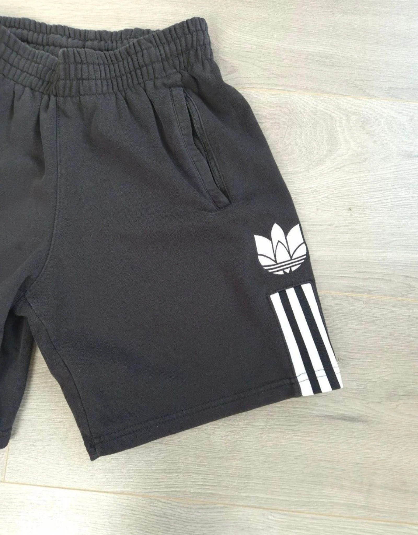Adidas Originals Short de survêtement noir avec trois bandes et logo Trefoil - Taille S – photo 4